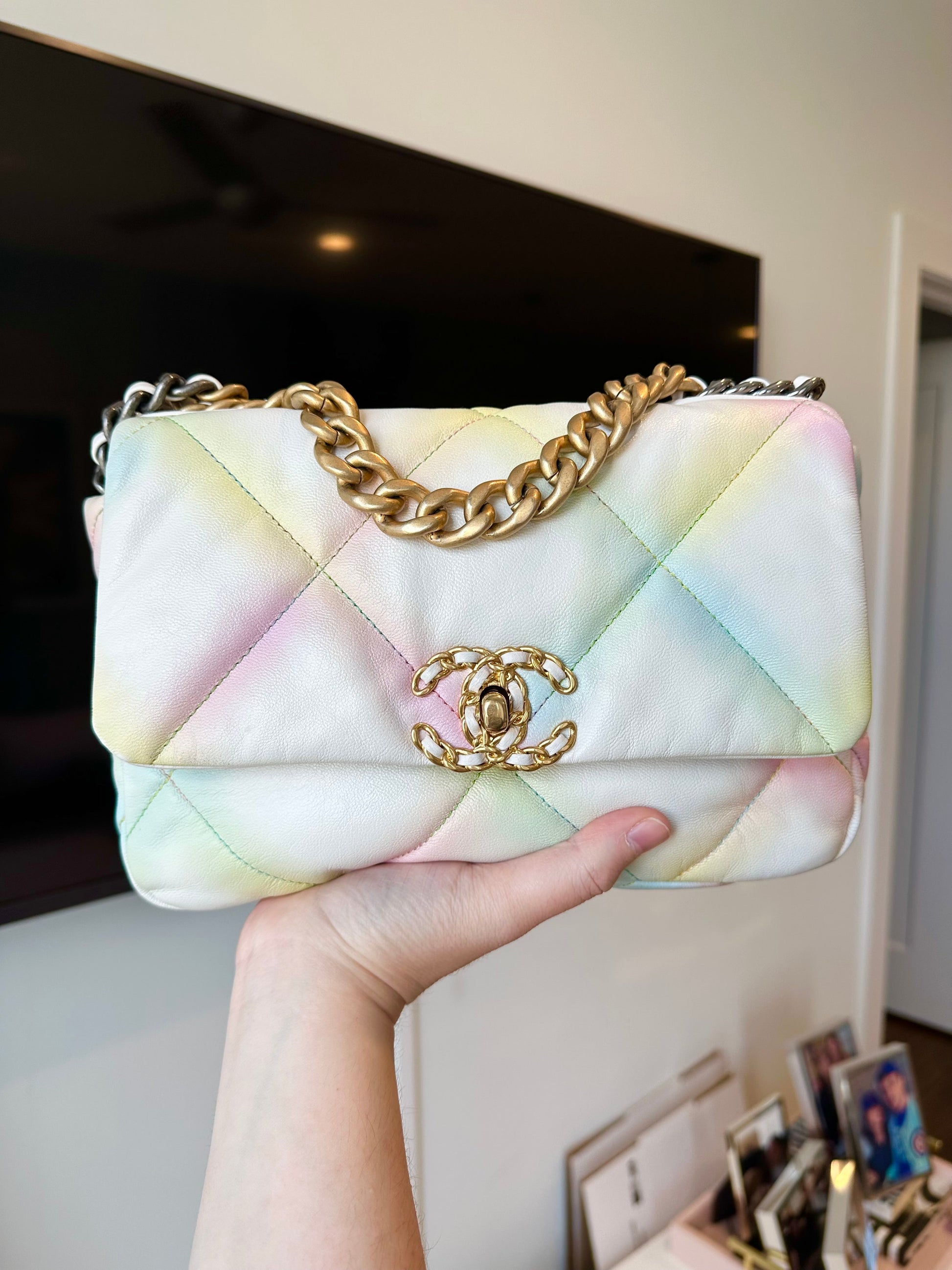 Classic Flap Iridescent Chanel 19 Chanel White Iridescent Calfskin